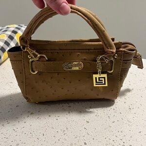 LORI GREINER Purse Tan Ostrich Look Logo Fob Wristlet Black Fabric Lining Gold